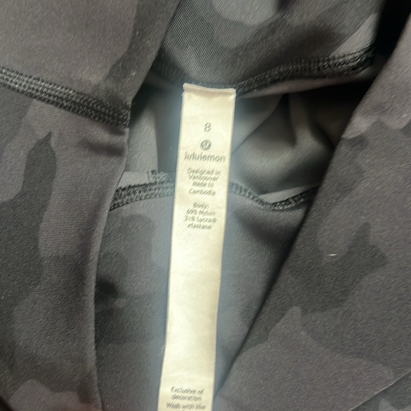 Lululemon size 8 camo capris - Picture 2 of 4